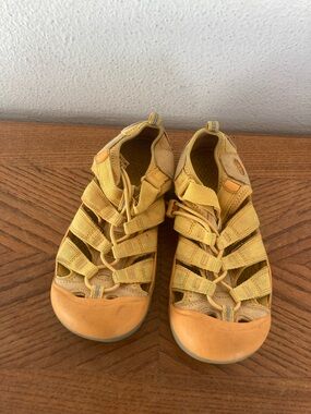KEEN Apricot Washable Hiking Sandals/Shoes (4)